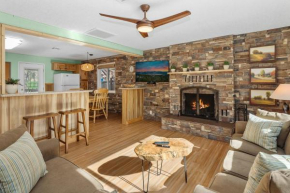 Robinson's Roost - This Sierra style cabin is the perfect mountain escape, Pacman and arcade games!